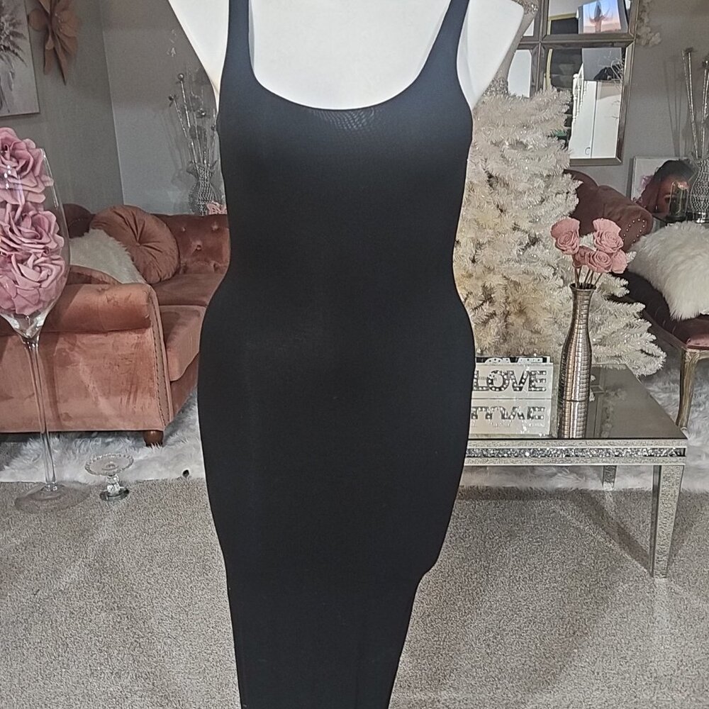 Black sleeveless dress